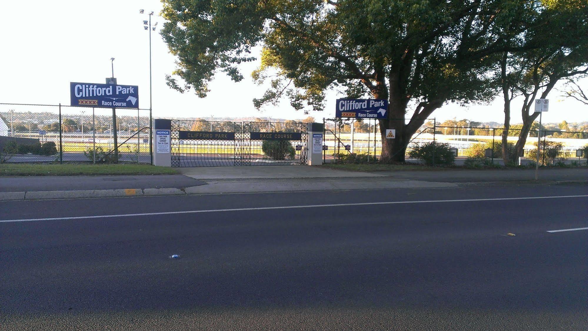 Clifford Park Motor Inn ทูวูมบา ภายนอก รูปภาพ